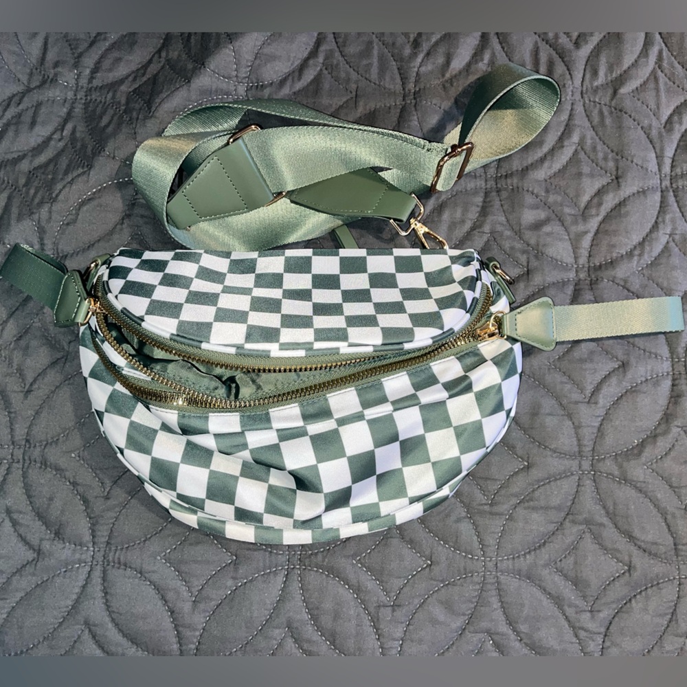 *NWOT* NYLON CHECKERED
CROSSBODY BAG